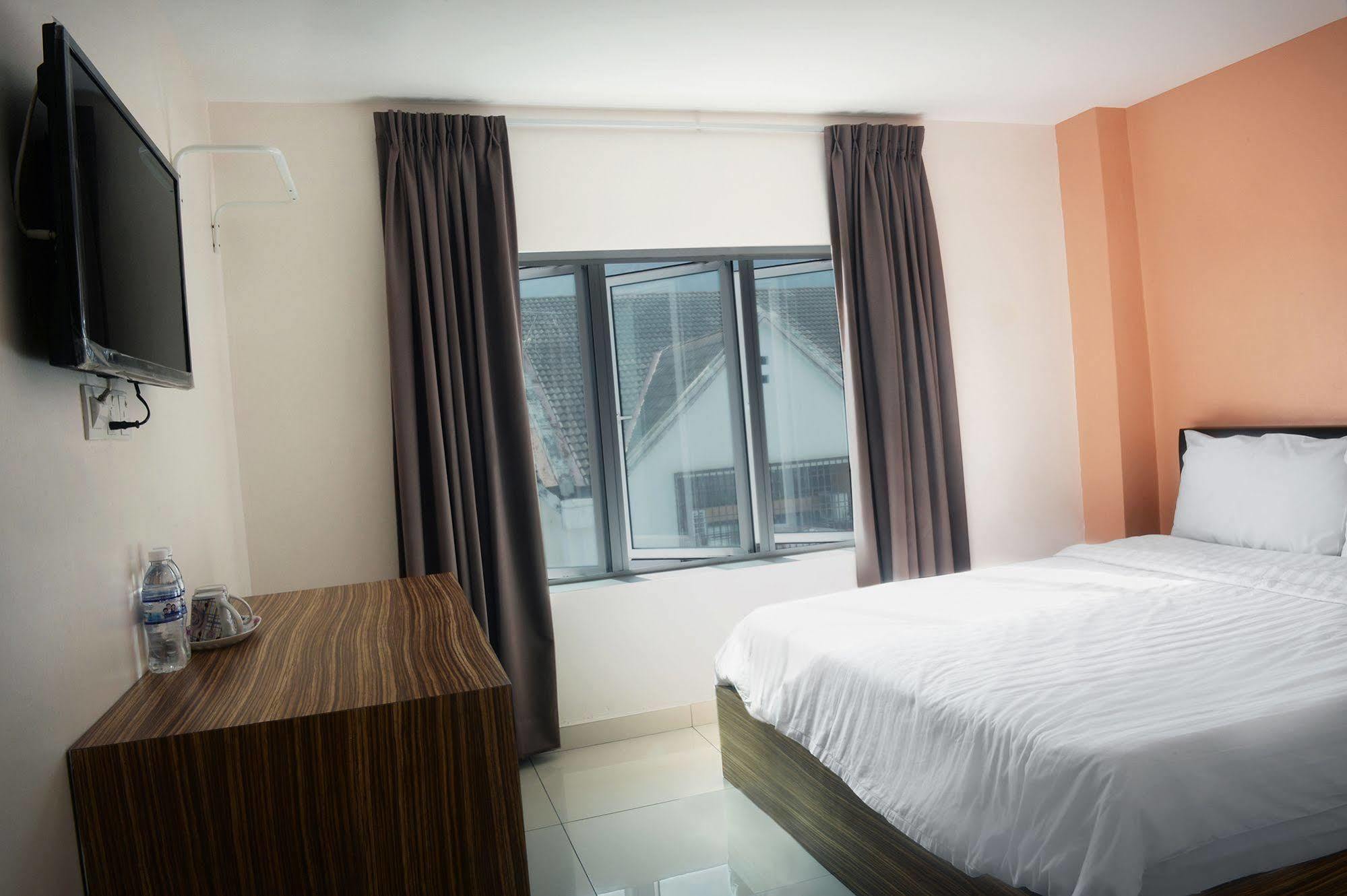 Brezza Hotel Лумут Екстериор снимка