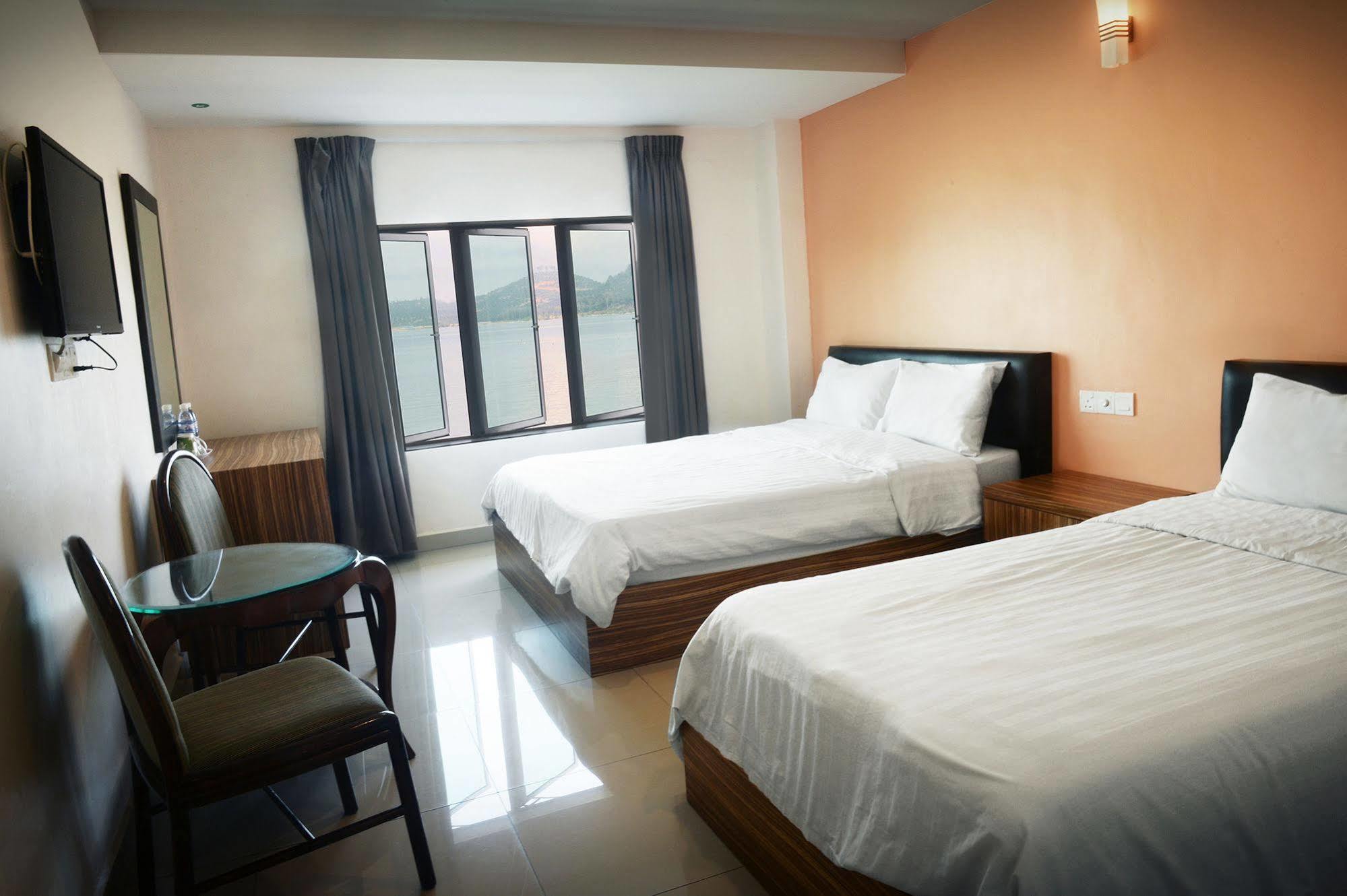Brezza Hotel Лумут Екстериор снимка